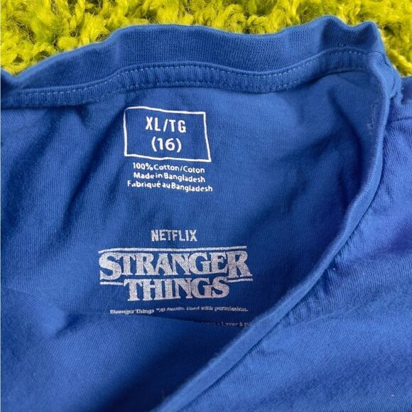 STRANGER THINGS TSHIRT NEVER WORN - Picture 3 of 5